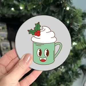 Primer plano de un bonito posavasos de taza de dibujos animados retro para coche y hogar.