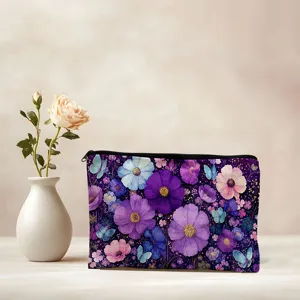 Detalle de estuche con cremallera de lona con estampado floral morado y mariposas para papelería.