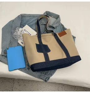 Tsanta shopper apo kamva kai denim patchwork, megalis xoritikotitas casual tsanta omou.
