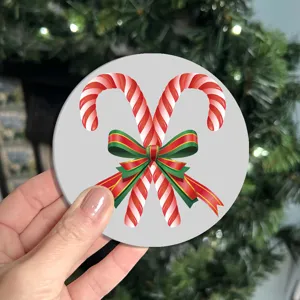 Ronde siliconen onderzetter met kerststokjespatroon voor vakantietafeldecoratie.