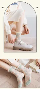 Chaussettes mi-hautes transparentes de style japonais avec volants et jolis motifs pour femmes.