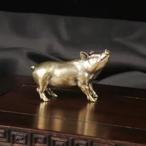 Primo piano dettagliato di una tradizionale scultura di maiale in ottone dello zodiaco.
