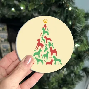 Vista dettagliata del tappetino o Sottobicchiere rotondo con motivo di albero di Natale di cani.