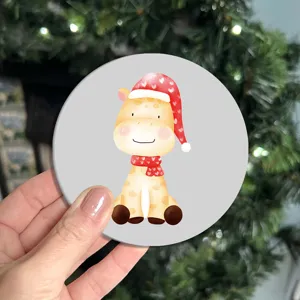 Primo piano dettagliato del sottobicchiere rotondo con simpatico motivo natalizio per la decorazione.