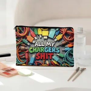 Gedetailleerd overzicht van de draagbare kabelopbergtas met kleurrijke kabels en leuk design.