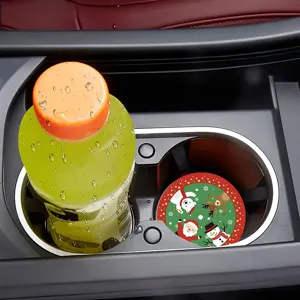 Dettaglio sottobicchiere per auto di Natale con simpatici motivi di Babbo Natale.