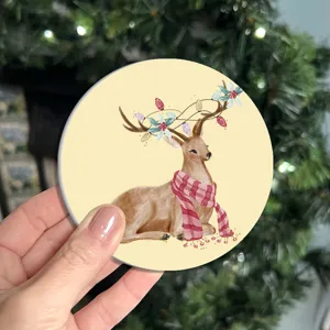 Tappeto rotondo con cervo di natalizio e illustrazione festiva ad acquerello per decoro.
