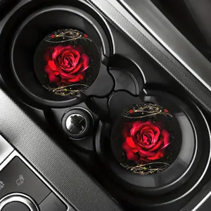Close-up van een auto-bekeronderzetter met levendig rood rozenpatroon in de console.