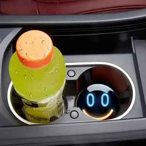 Detailaufnahme des Auto LED leuchtenden Untersetzers mit fröhlichem Smiley im Becherhalter.