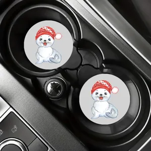 Dettaglio in primo piano di simpatici sottobicchieri per portabicchieri auto con motivo di foca.