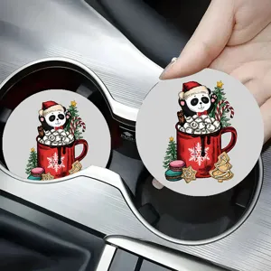 Detail van de auto-bekerhouder onderzetter met schattig kerstpanda cacao design in voertuig