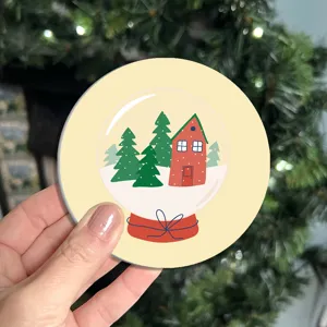 Leuke ronde kerst sneeuwbol onderzetter voor kopjes en feestelijke tafeldecoratie thuis.