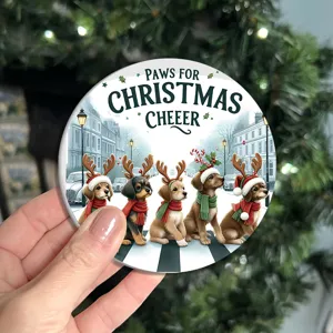 Nahaufnahme Detail des niedlichen Weihnachtshunde-Untersetzers mit süßen Rentierhunden.