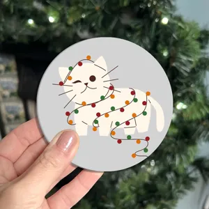 Dettaglio sottobicchiere gatto di Natale, gatto bianco carino con motivo luci fiabesche, tappetino.