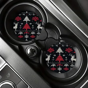 Primo piano dettagliato dei sottobicchieri per auto con motivi natalizi a maglia e renne.