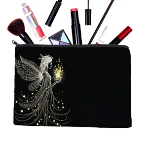 Gedetailleerd overzicht van zwart cosmetisch tasje met elegante fee-illustratie en tools.