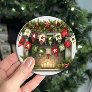 Dettaglio di un Sottobicchiere natalizio decorativo con motivo festivo di camino e festoni.