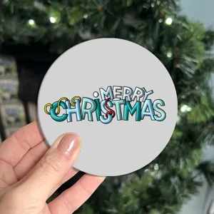 Ronde siliconen kerstonderzetter met kleurrijke MERRY CHRISTMAS print voor gezellige sfeer.