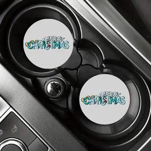 Gedetailleerd close-up van kerst siliconen auto onderzetters, feestelijke inrichting.