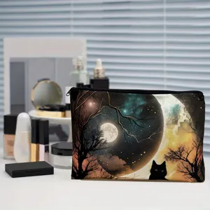 Dettaglio in primo piano della borsa cosmetica in stile gotico scuro con luna e gatto nero.