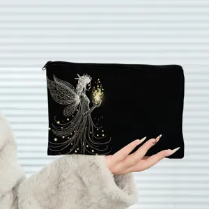 Gedetailleerd overzicht van een zwart cosmetisch tasje met elegant wit elfenontwerp.