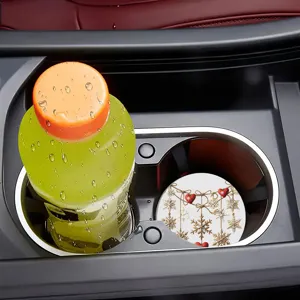 Detail du sous-verre de voiture avec motif festif de flocons de neige et cœurs rouges.