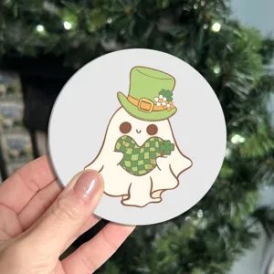 Gros plan détaillé de sous-verre auto mignon, tapis porte-gobelet festif pour auto.