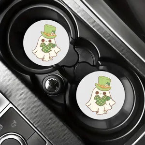 Vue de détail d'un sous-verre de voiture mignon, tapis de décoration antidérapant.