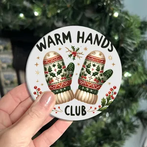 Sous-verre rond en ceramique sur le theme de Noel avec motif de mitaines pour decoration festive.