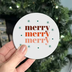 Détail de tapis de tasse rond de noël, sous-verre décoratif festif avec du texte et des flocons.