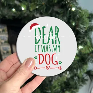 Gros plan détail d'un dessous de verre rond de Noël sur le thème du chien avec imprimé de fête.