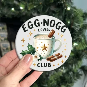 Sous-verre en céramique de Noël eggnog gros plan, détail de tapis de tasse festif, antidérapant.