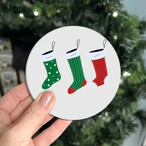 Détail du sous-verre de voiture avec motif chaussette de Noël, tapis antidérapant.