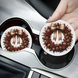 Sottobicchiere per auto di Natale in ceramica assorbente con decoro pigna fiocco.