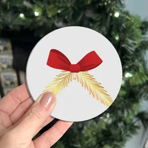Sous-verre de voiture de Noël avec nœud rouge et branches de pin dorées, détail du tapis