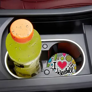 Vista dettagliata sottobicchiere auto in silicone, tappetino antiscivolo tema pickleball.