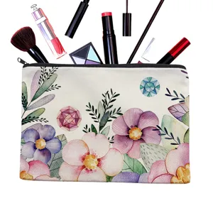 Vista dettagliata della borsa per cosmetici in tela con fiori ad acquerello e vari accessori.