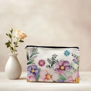 Vista di dettaglio di una borsa cosmetica in tela con delicata stampa floreale e cristallo.