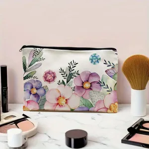 Dettaglio di trousse cosmetica in tela con motivo floreale ad acquerello su marmo.