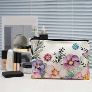 Dettaglio della borsa cosmetica in tela con bellissima stampa floreale ad acquerello.