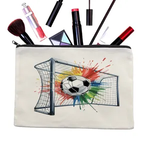 Dettaglio della trousse in tela con stampa colorata di pallone da calcio e porta, cerniera.