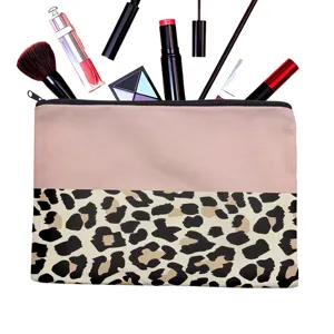 Grande borsa per cosmetici in tela con design rosa e stampa leopardata, ideale per trucchi.