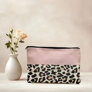 Vista dettagliata della trousse trucchi rosa con stampa leopardata, con ampio spazio utile.