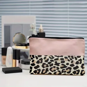Dettaglio borsa cosmetica rosa e leopardata, pochette trucco in tela con cerniera.