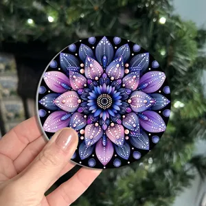 Sottobicchiere auto mandala viola dettaglio, elegante motivo floreale, tappetino antiscivolo.