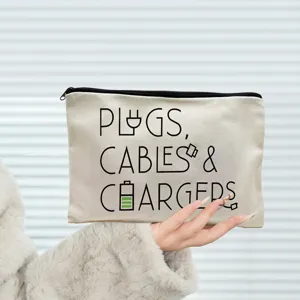 Détail de la pochette en toile avec design typographique noir pour câbles et chargeurs.