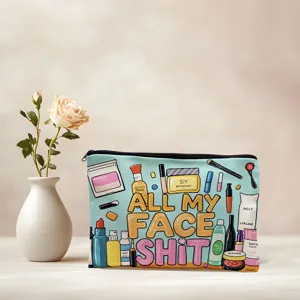 Détail de la trousse de maquillage en toile avec graphique rigolo et texte humoristique.