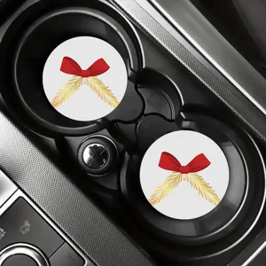 Vue détaillée de sous-verres de voiture avec nœud rouge festif et motif de branches d'or.