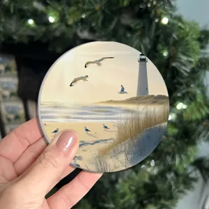 Sottobicchiere rotondo per auto con illustrazione di faro costiero panoramico e gabbiani, antiscivolo.