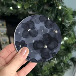 Sottobicchiere per auto rotondo con motivo floreale blu scuro e dettagli dorati per uso domestico.